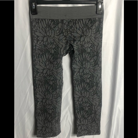 Fabletics Women's Crop Leggings Size Small - Picture 1 of 4